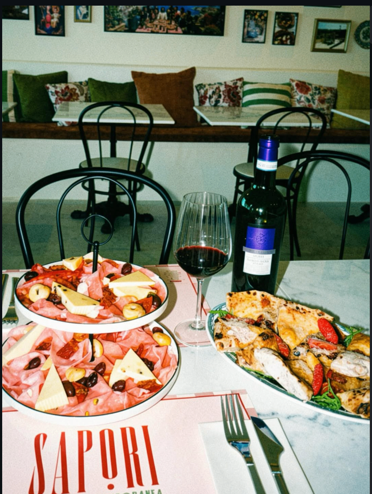 Tagliere SAPORI : charcuterie, fromages italiens, pizza al taglio et vin rouge sur table en marbre