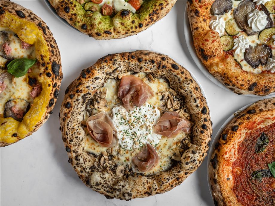 Pizza napolitaine garnie de mozzarella di bufala, tomates cerises et basilic frais vue de dessus